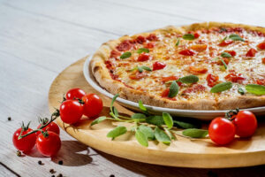 Gettare il cartone della pizza in modo sbagliato? Ecco il dettaglio che rovina il riciclo e la natura