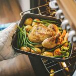 Cucinare risparmiando: i metodi di cottura che tagliano i consumi senza rinunciare al gusto